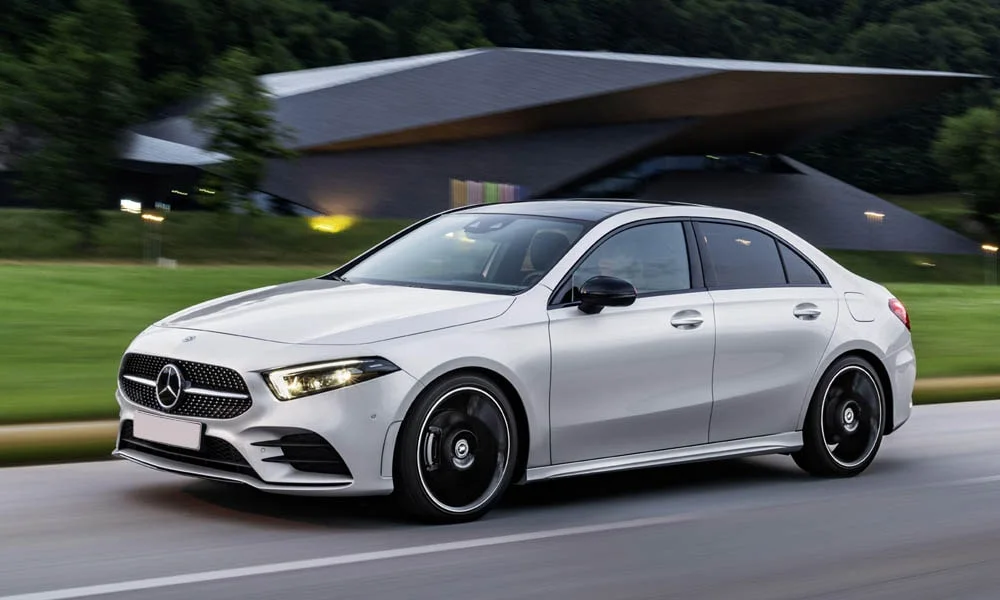 Фото Mercedes-Benz A-Class — вид спереди, фото 12. Оптика, решётка и бампер — первое впечатление о модели. Дневные ходовые огни включаются автоматически с запуском Mercedes-Benz A-Class — вид спереди, фото 12