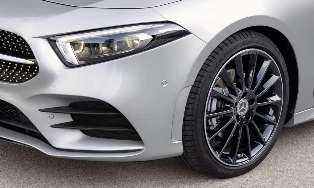 Фото Mercedes-Benz A-Class — вид спереди, фото 13. Кузов в серебристом цвете: рисунок оптики и решётки задаёт узнаваемое «лицо» модели. Дневные ходовые огни включаются автоматически с запуском Mercedes-Benz A-Class — вид спереди, фото 13
