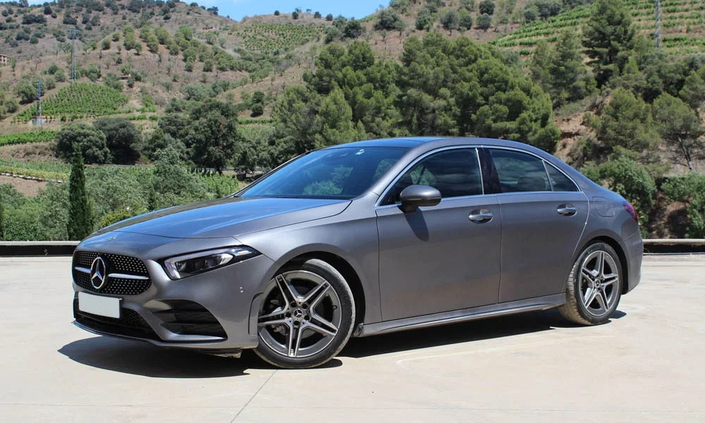Фото Mercedes-Benz A-Class — вид спереди, фото 14. Передок в сером исполнении — крупная светотехника и выразительный бампер. Рисунок ходовых огней — подпись модели, по нему её узнают в потоке Mercedes-Benz A-Class — вид спереди, фото 14