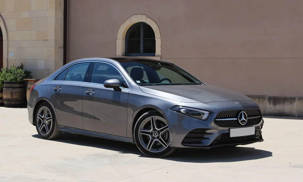 Фото Mercedes-Benz A-Class — вид спереди, фото 15. Передок в сером исполнении — крупная светотехника и выразительный бампер Mercedes-Benz A-Class — вид спереди, фото 15