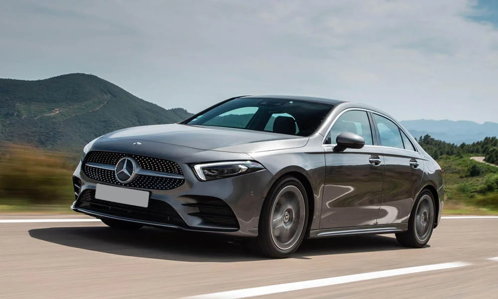 Фото Mercedes-Benz A-Class — вид спереди, фото 16. Анфас: пропорции капота, посадка кузова и графика ходовых огней. Дневные ходовые огни включаются автоматически с запуском Mercedes-Benz A-Class — вид спереди, фото 16