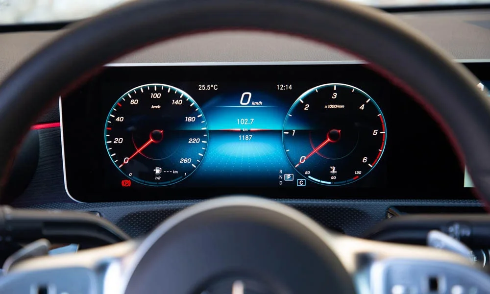 Фото Mercedes-Benz A-Class — приборная панель, фото 2. Экран приборов за рулём — вся ходовая информация перед глазами. Компоновка приборов настраивается в меню у большинства версий Mercedes-Benz A-Class — приборная панель, фото 2