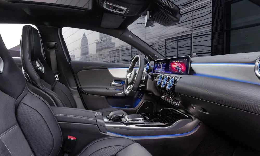 Фото Mercedes-Benz A-Class — интерьер, фото 6. Общий план салона: архитектура панели, консоль и кресла. Уровень отделки читается по стыкам панелей и мягким поверхностям в зонах касания Mercedes-Benz A-Class — интерьер, фото 6