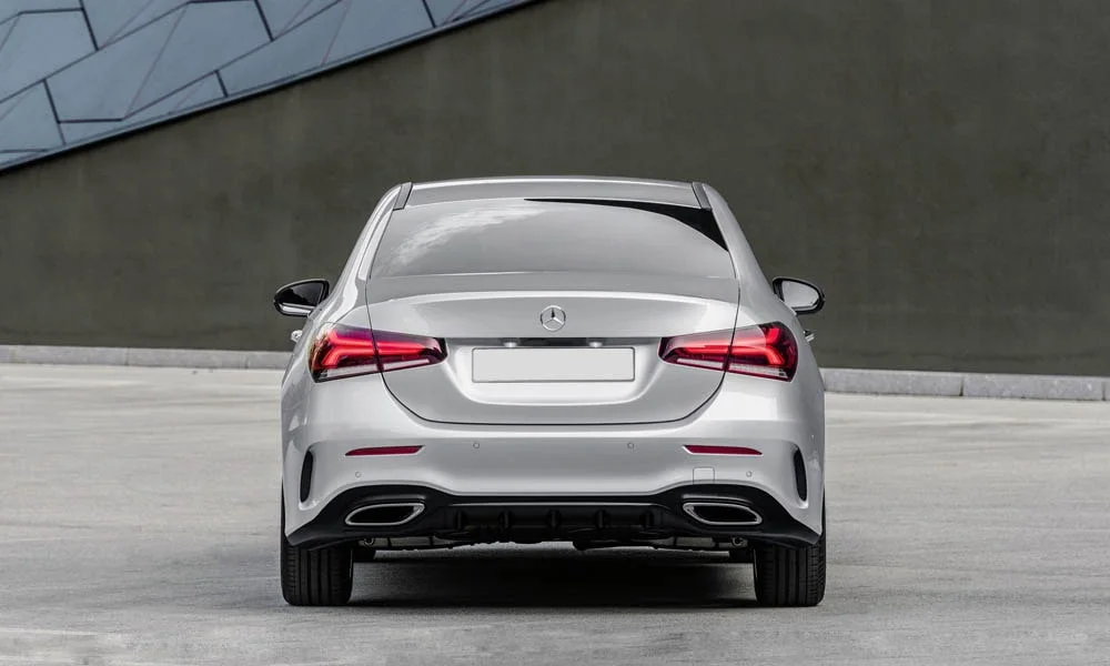 Фото Mercedes-Benz A-Class — вид сзади, фото 4. Серебристый кузов сзади — фонари и бампер определяют ночной образ модели. Светодиодная полоса или раздельные секции — задняя оптика стала главным украшением кормы Mercedes-Benz A-Class — вид сзади, фото 4