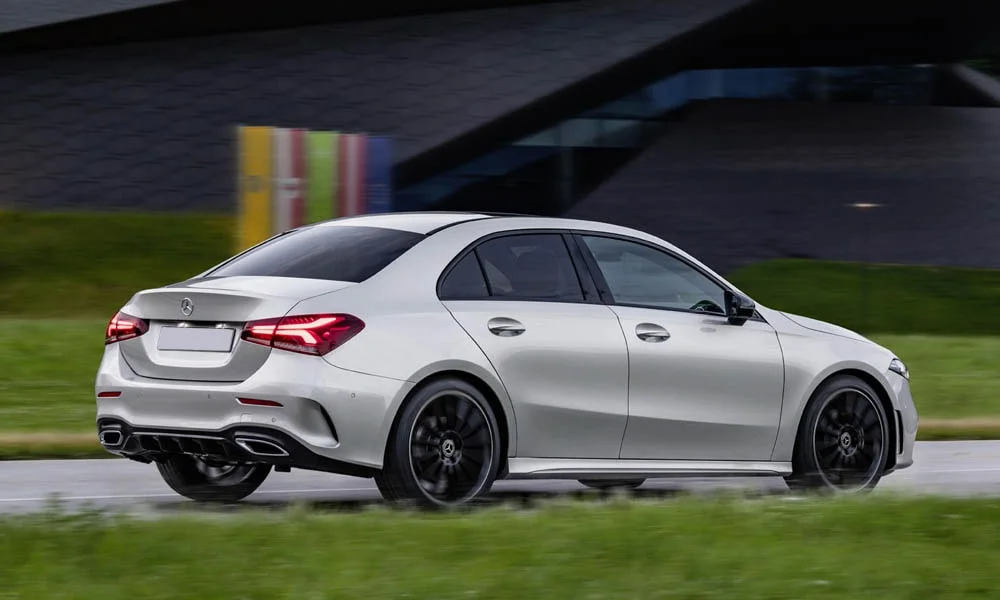 Фото Mercedes-Benz A-Class — вид сзади, фото 6. Белый кузов сзади — фонари и бампер определяют ночной образ модели. Насадки выхлопа или их имитация внизу бампера различают версии Mercedes-Benz A-Class — вид сзади, фото 6