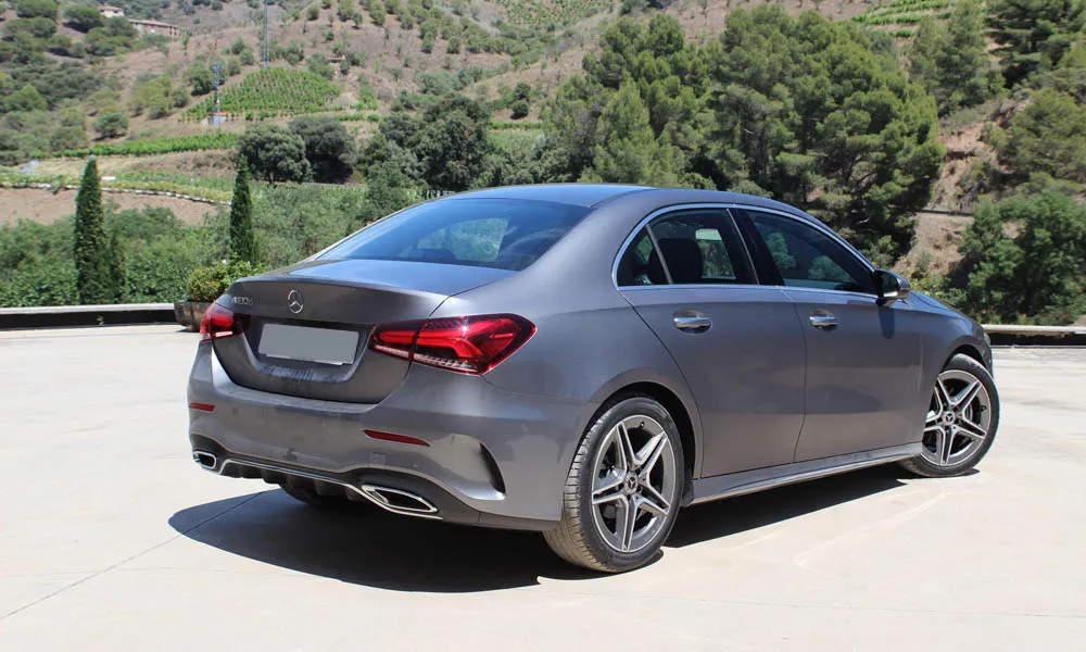 Фото Mercedes-Benz A-Class — вид сзади, фото 7. Графика фонарей, бампер и оформление пятой двери. Светодиодная полоса или раздельные секции — задняя оптика стала главным украшением кормы Mercedes-Benz A-Class — вид сзади, фото 7
