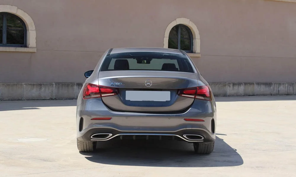 Фото Mercedes-Benz A-Class — вид сзади, фото 8. Серый кузов сзади — фонари и бампер определяют ночной образ модели Mercedes-Benz A-Class — вид сзади, фото 8