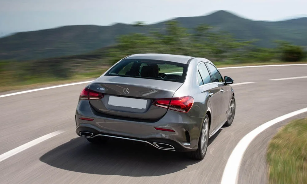Фото Mercedes-Benz A-Class — вид сзади, фото 9. Графика фонарей, бампер и оформление пятой двери. Насадки выхлопа или их имитация внизу бампера различают версии Mercedes-Benz A-Class — вид сзади, фото 9