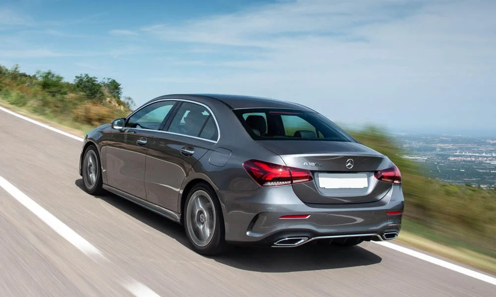 Фото Mercedes-Benz A-Class — вид сзади, фото 10. Корма в сером цвете: графика фонарей и пластика пятой двери. Насадки выхлопа или их имитация внизу бампера различают версии Mercedes-Benz A-Class — вид сзади, фото 10