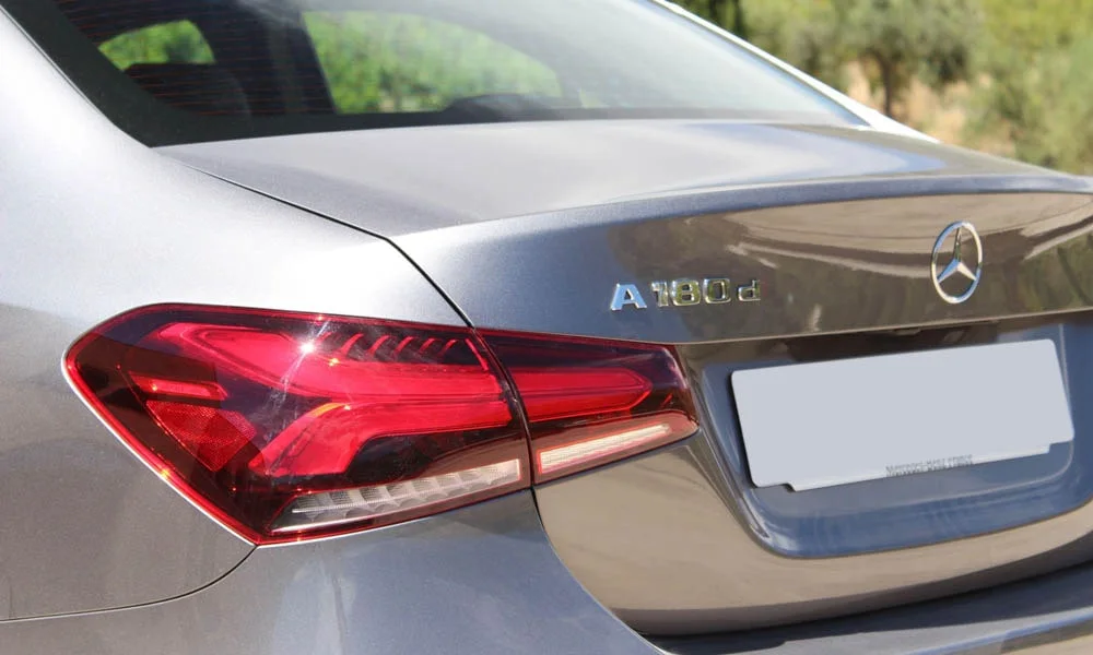 Фото Mercedes-Benz A-Class — вид сзади, фото 11. Графика фонарей, бампер и оформление пятой двери Mercedes-Benz A-Class — вид сзади, фото 11
