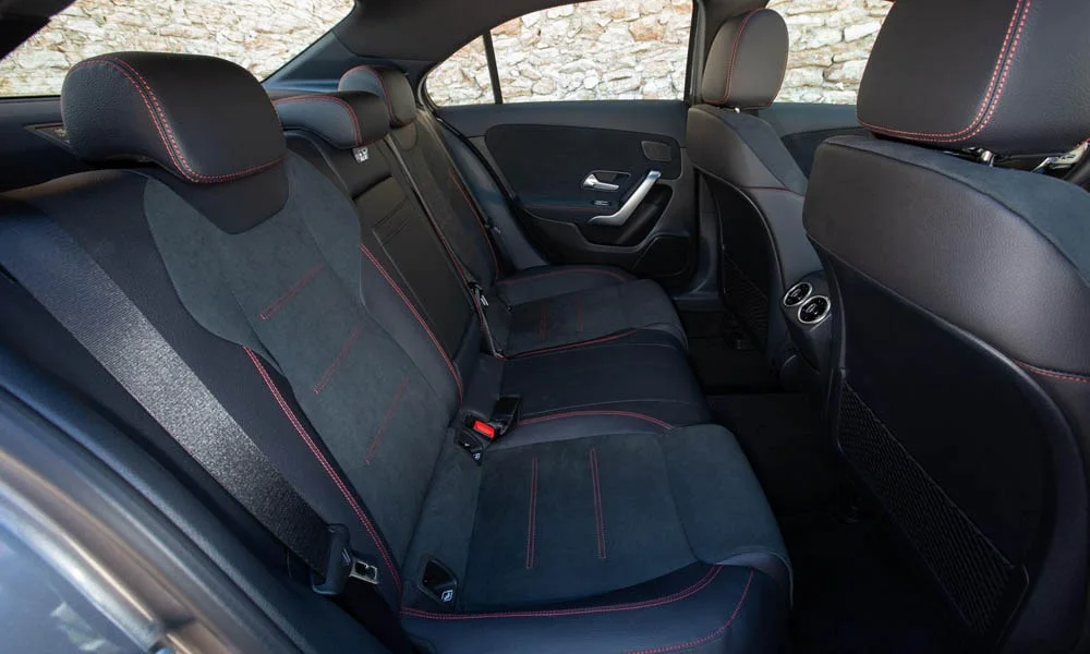 Фото Mercedes-Benz A-Class — задние сиденья. Посадка второго ряда: подголовники и подлокотник. Крепления ISOFIX для детских кресел — в основании спинки Mercedes-Benz A-Class — задние сиденья