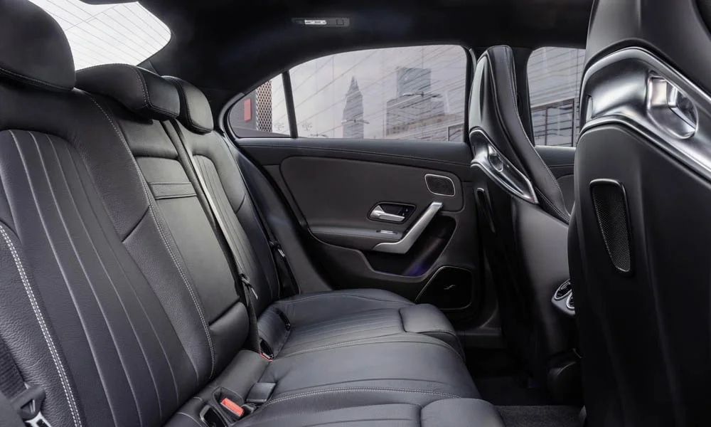 Фото Mercedes-Benz A-Class — задние сиденья, фото 2. Посадка второго ряда: подголовники и подлокотник. Плоский пол упрощает посадку втроём Mercedes-Benz A-Class — задние сиденья, фото 2