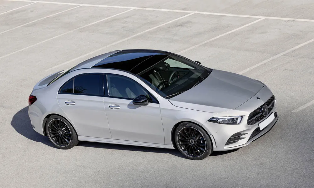 Фото Mercedes-Benz A-Class — крыша. Крыша сверху: остекление, рейлинги и антенна-плавник. Рейлинги рассчитаны на поперечины для бокса или велокреплений Mercedes-Benz A-Class — крыша