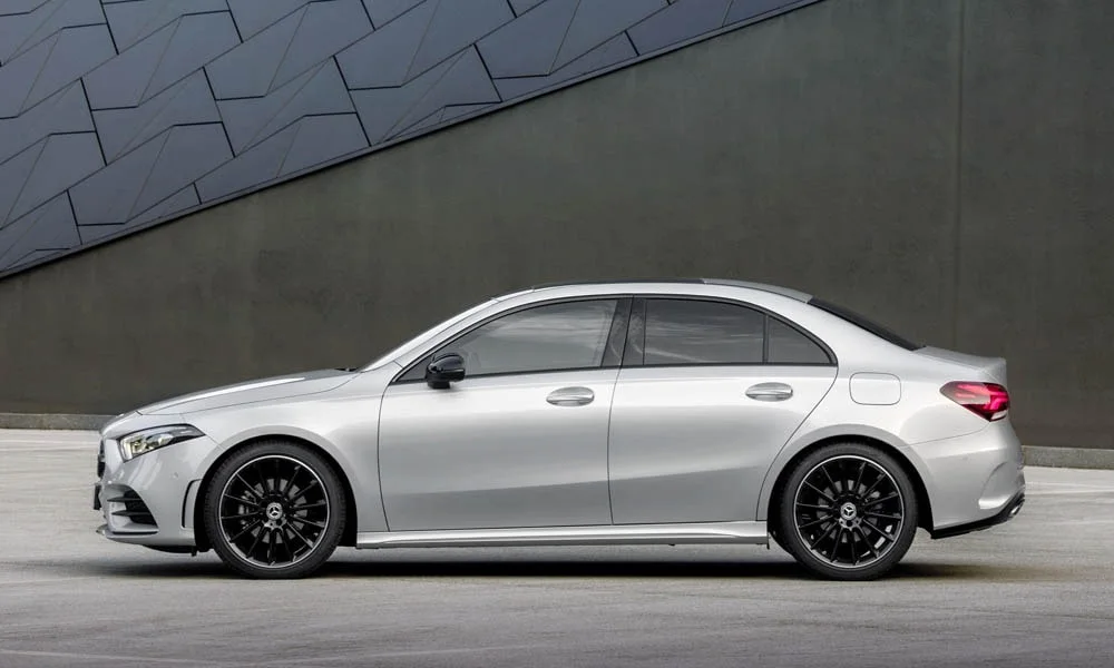 Фото Mercedes-Benz A-Class — вид сбоку, фото 4. Профиль кузова: колёсная база, свесы и линия остекления. Длинная база — простор второго ряда; короткие свесы упрощают парковку Mercedes-Benz A-Class — вид сбоку, фото 4