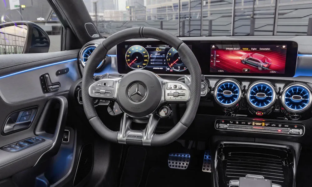 Фото Mercedes-Benz A-Class — руль, фото 3. Обшивка обода и компоновка спиц крупным планом. Клавиши на спицах управляют медиа, круизом и ассистентами — руки остаются на руле Mercedes-Benz A-Class — руль, фото 3