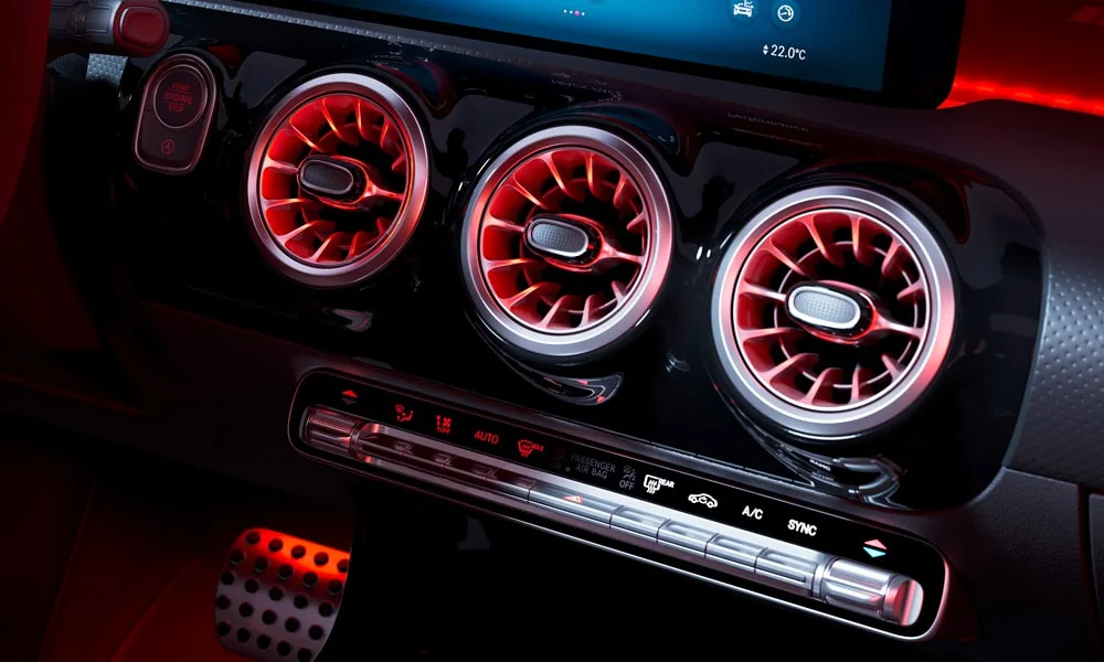 Фото Mercedes-Benz A-Class (2024) — дефлекторы вентиляции. Воздуховоды панели крупным планом — часть графики интерьера Mercedes-Benz A-Class (2024) — дефлекторы вентиляции