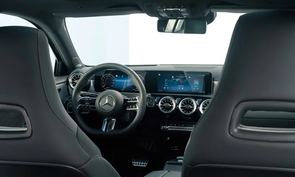 Фото Mercedes-Benz A-Class (2024) — передняя панель. Панель в тёмной отделке — видна компоновка экранов и органов управления Mercedes-Benz A-Class (2024) — передняя панель
