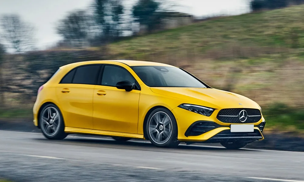 Фото Mercedes-Benz A-Class (2024) — вид спереди, фото 6. Анфас: пропорции капота, посадка кузова и графика ходовых огней. Дневные ходовые огни включаются автоматически с запуском Mercedes-Benz A-Class (2024) — вид спереди, фото 6