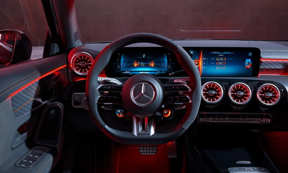 Фото Mercedes-Benz A-Class (2024) — приборная панель. Экран приборов за рулём — вся ходовая информация перед глазами. Компоновка приборов настраивается в меню у большинства версий Mercedes-Benz A-Class (2024) — приборная панель