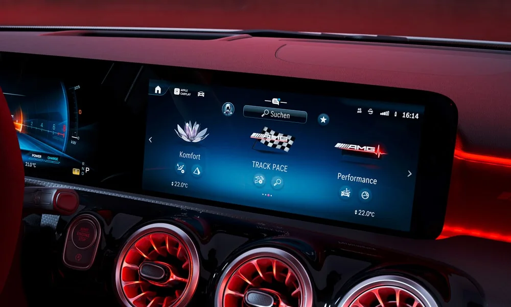 Фото Mercedes-Benz A-Class (2024) — экран мультимедиа. Интерфейс медиасистемы крупным планом. Быстрота отклика интерфейса важнее диагонали — оцените её на тест-драйве Mercedes-Benz A-Class (2024) — экран мультимедиа
