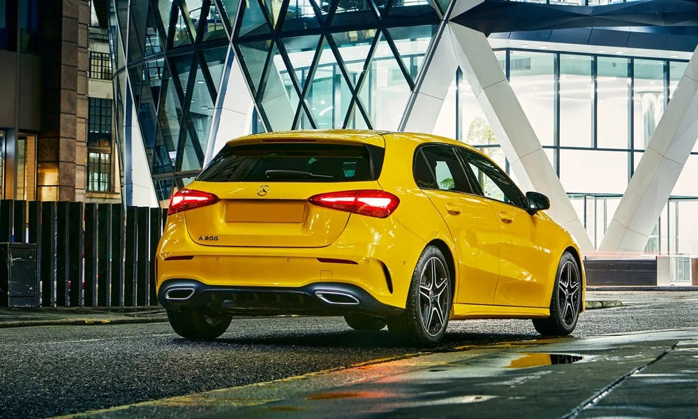 Фото Mercedes-Benz A-Class (2024) — вид сзади. Жёлтый кузов сзади — фонари и бампер определяют ночной образ модели. Светодиодная полоса или раздельные секции — задняя оптика стала главным украшением кормы Mercedes-Benz A-Class (2024) — вид сзади