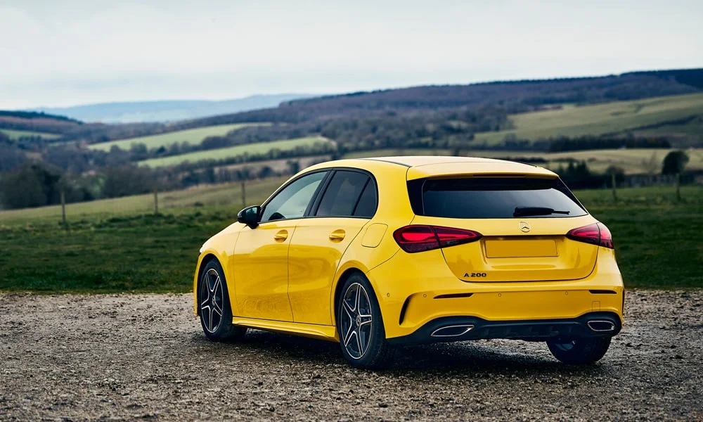 Фото Mercedes-Benz A-Class (2024) — вид сзади, фото 2. Графика фонарей, бампер и оформление пятой двери. Светодиодная полоса или раздельные секции — задняя оптика стала главным украшением кормы Mercedes-Benz A-Class (2024) — вид сзади, фото 2