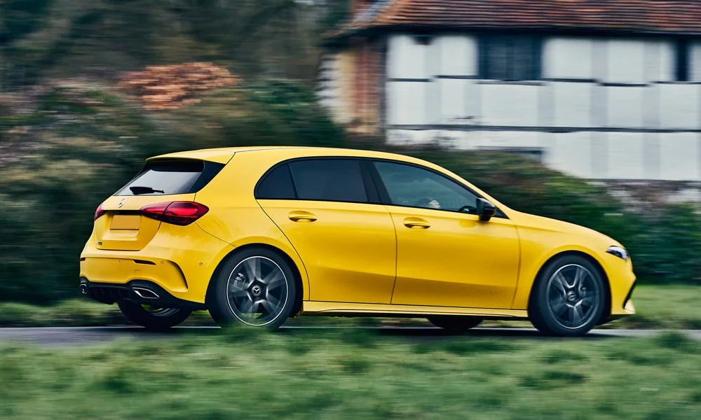 Фото Mercedes-Benz A-Class (2024) — вид сзади, фото 3. Графика фонарей, бампер и оформление пятой двери. Насадки выхлопа или их имитация внизу бампера различают версии Mercedes-Benz A-Class (2024) — вид сзади, фото 3