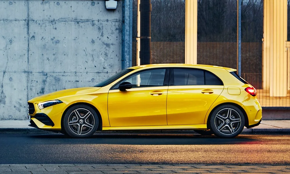 Фото Mercedes-Benz A-Class (2024) — вид сбоку, фото 2. Профиль кузова: колёсная база, свесы и линия остекления. Хромированные или чёрные молдинги окон отличают комплектации Mercedes-Benz A-Class (2024) — вид сбоку, фото 2