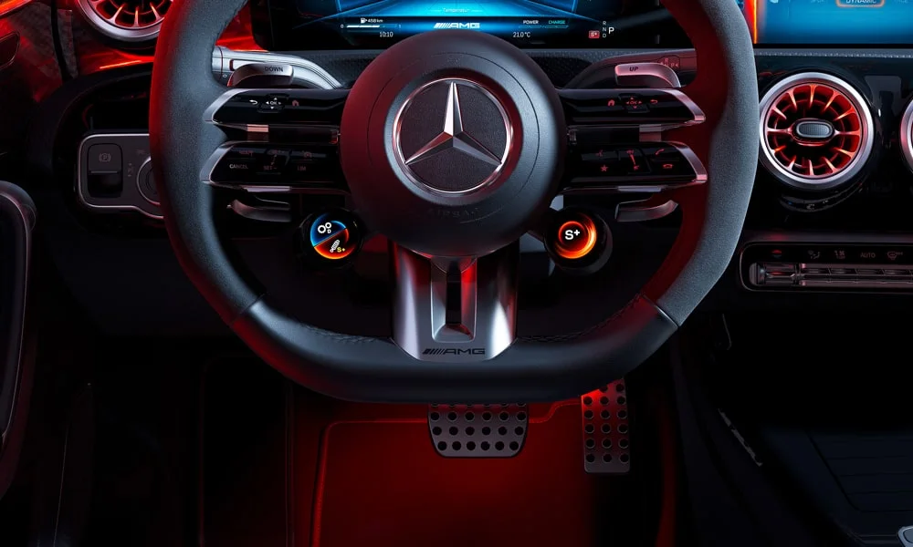 Фото Mercedes-Benz A-Class (2024) — руль. Обшивка обода и компоновка спиц крупным планом. Правильная посадка: руки на «9 и 3», приборы читаются поверх обода Mercedes-Benz A-Class (2024) — руль