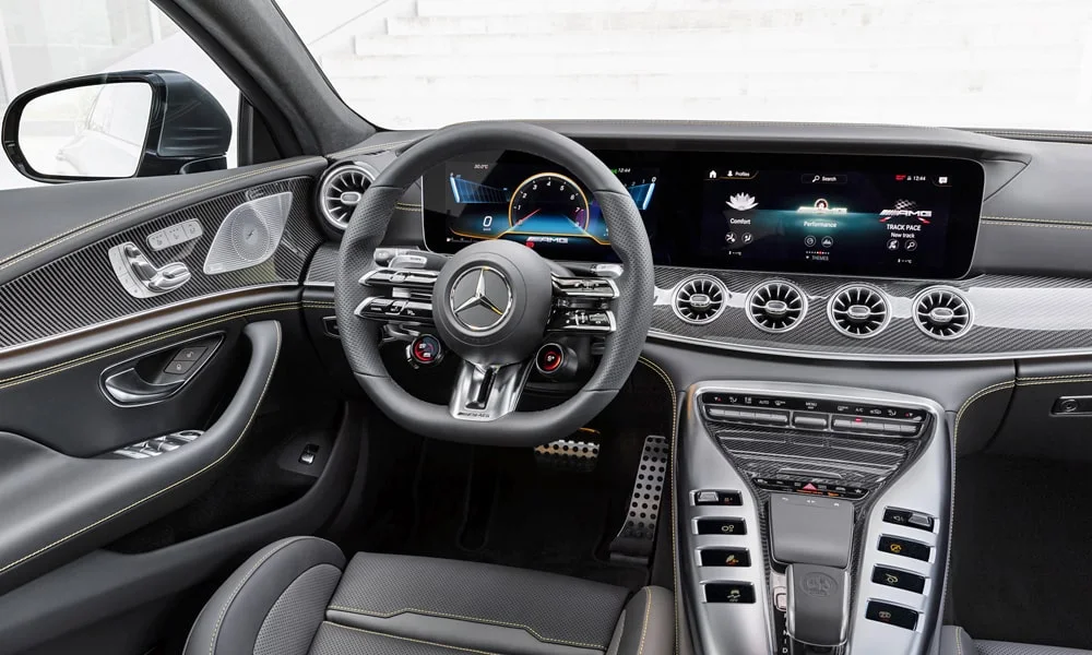 Фото Mercedes-Benz AMG GT — передняя панель, фото 5. Компоновка экранов, дефлекторов и консоли Mercedes-Benz AMG GT — передняя панель, фото 5