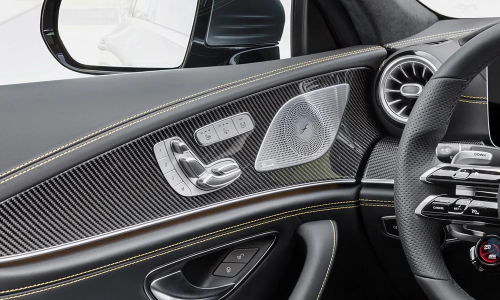 Фото Mercedes-Benz AMG GT — дверная карта, фото 2. Подлокотник, динамик и блок стеклоподъёмников. Мягкая вставка в зоне локтя — то, что чувствуешь каждый день Mercedes-Benz AMG GT — дверная карта, фото 2