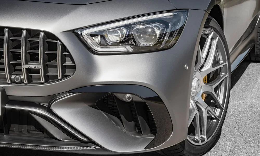 Фото Mercedes-Benz AMG GT — вид спереди, фото 17. Анфас: пропорции капота, посадка кузова и графика ходовых огней Mercedes-Benz AMG GT — вид спереди, фото 17