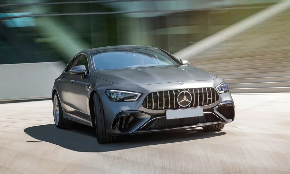 Фото Mercedes-Benz AMG GT — вид спереди, фото 18. Кузов в сером цвете: рисунок оптики и решётки задаёт узнаваемое «лицо» модели. Дневные ходовые огни включаются автоматически с запуском Mercedes-Benz AMG GT — вид спереди, фото 18