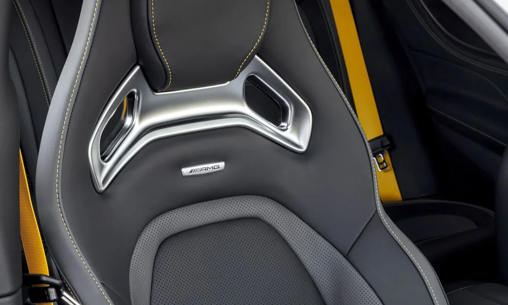 Фото Mercedes-Benz AMG GT — интерьер, фото 2. Общий план салона: архитектура панели, консоль и кресла. Уровень отделки читается по стыкам панелей и мягким поверхностям в зонах касания Mercedes-Benz AMG GT — интерьер, фото 2