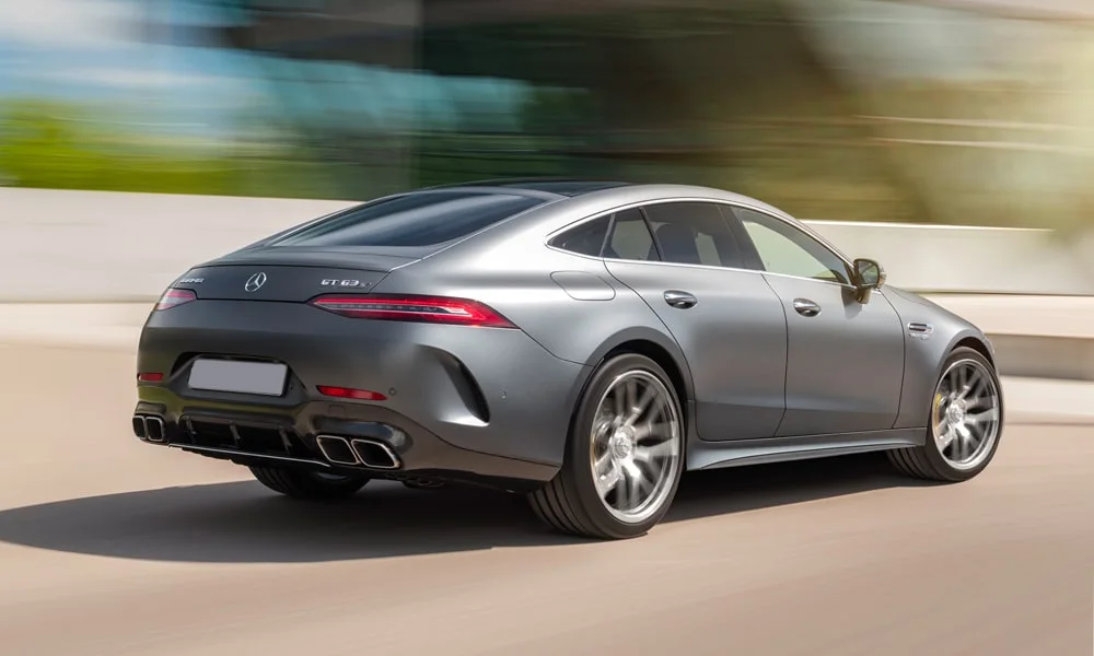 Фото Mercedes-Benz AMG GT — вид сзади, фото 13. Корма в сером цвете: графика фонарей и пластика пятой двери. Светодиодная полоса или раздельные секции — задняя оптика стала главным украшением кормы Mercedes-Benz AMG GT — вид сзади, фото 13