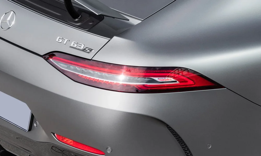 Фото Mercedes-Benz AMG GT — вид сзади, фото 14. Серый кузов сзади — фонари и бампер определяют ночной образ модели. Насадки выхлопа или их имитация внизу бампера различают версии Mercedes-Benz AMG GT — вид сзади, фото 14