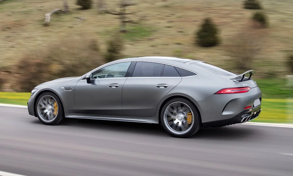 Фото Mercedes-Benz AMG GT — вид сзади, фото 18. Графика фонарей, бампер и оформление пятой двери. Насадки выхлопа или их имитация внизу бампера различают версии Mercedes-Benz AMG GT — вид сзади, фото 18