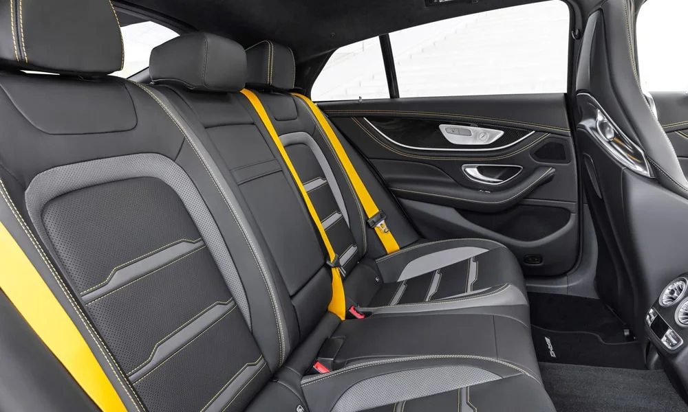 Фото Mercedes-Benz AMG GT — задние сиденья, фото 2. Посадка второго ряда: подголовники и подлокотник. Плоский пол упрощает посадку втроём Mercedes-Benz AMG GT — задние сиденья, фото 2