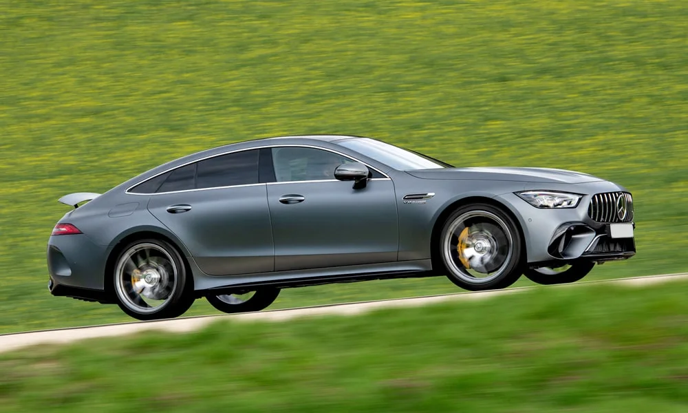 Фото Mercedes-Benz AMG GT — вид сбоку, фото 4. Серый кузов в профиль — пропорции, высота посадки и дизайн дисков. Хромированные или чёрные молдинги окон отличают комплектации Mercedes-Benz AMG GT — вид сбоку, фото 4
