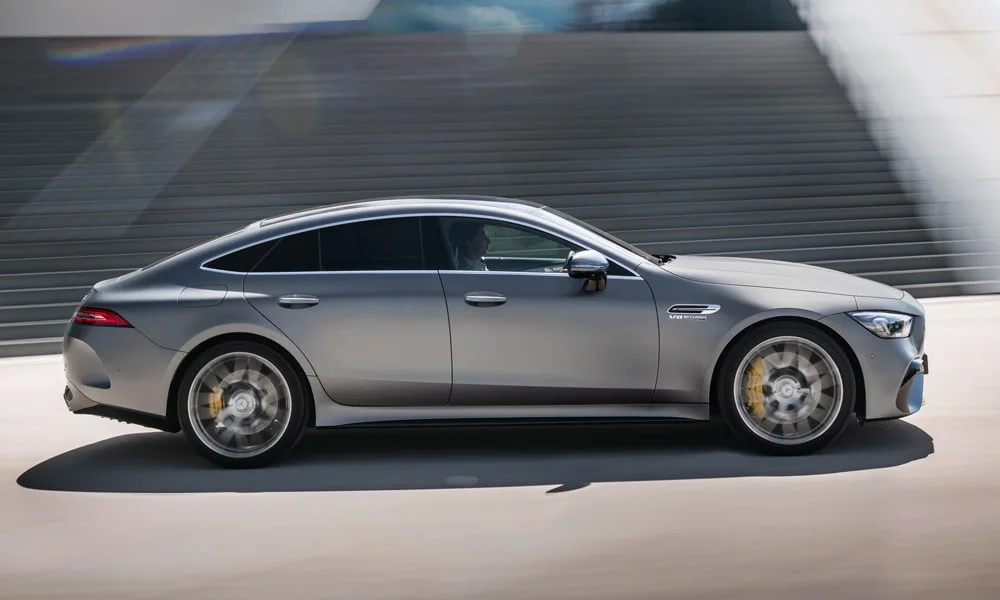 Фото Mercedes-Benz AMG GT — вид сбоку, фото 5. Профиль кузова: колёсная база, свесы и линия остекления. Хромированные или чёрные молдинги окон отличают комплектации Mercedes-Benz AMG GT — вид сбоку, фото 5