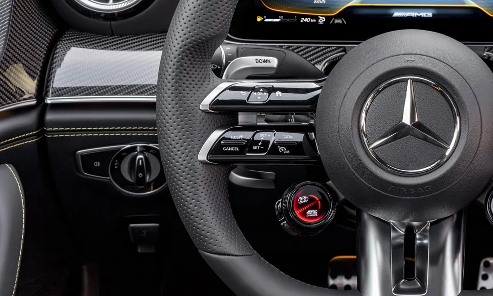 Фото Mercedes-Benz AMG GT — руль, фото 4. Обшивка обода и компоновка спиц крупным планом. Обогрев обода — опция, которую оценят зимой Mercedes-Benz AMG GT — руль, фото 4