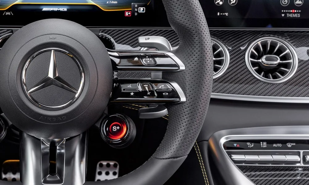 Фото Mercedes-Benz AMG GT — руль, фото 5. Обшивка обода и компоновка спиц крупным планом. Обогрев обода — опция, которую оценят зимой Mercedes-Benz AMG GT — руль, фото 5
