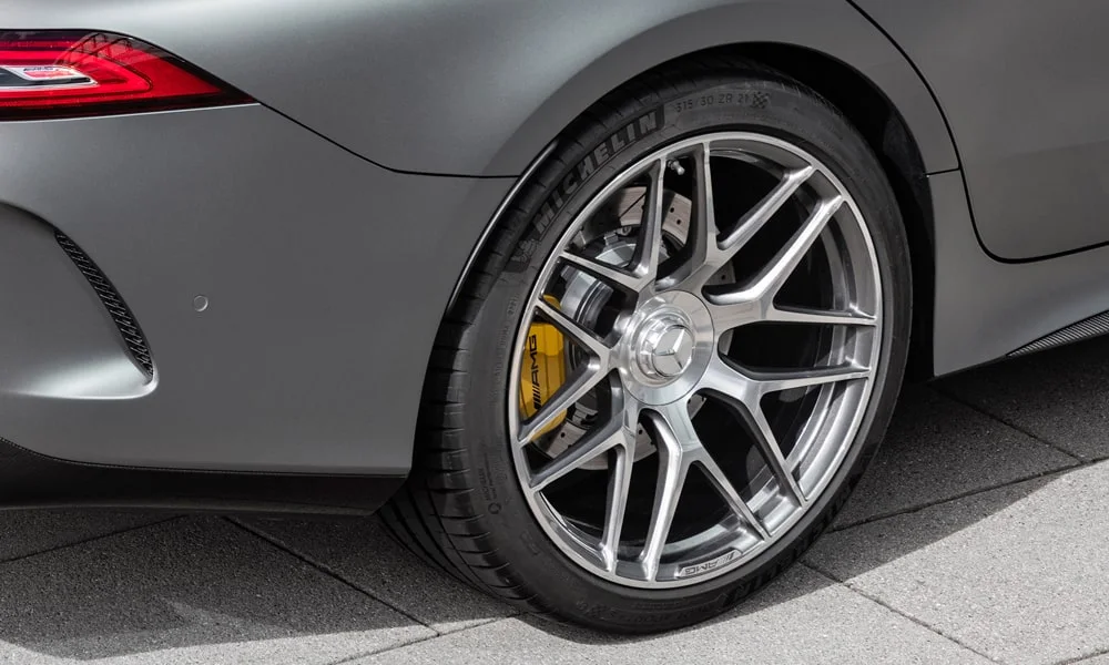 Фото Mercedes-Benz AMG GT — колесо и диск. Дизайн спиц и профиль резины крупным планом Mercedes-Benz AMG GT — колесо и диск