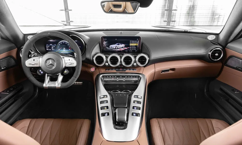 Фото Mercedes-Benz AMG GT — передняя панель, фото 7. Передняя панель в коричневой отделке: расположение экранов и дефлекторов Mercedes-Benz AMG GT — передняя панель, фото 7