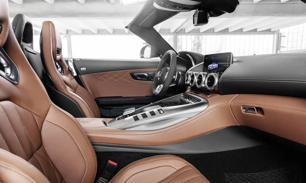 Фото Mercedes-Benz AMG GT — передняя панель, фото 8. Панель в коричневой отделке — видна компоновка экранов и органов управления. Мягкие материалы верхнего яруса и вставки задают уровень интерьера Mercedes-Benz AMG GT — передняя панель, фото 8