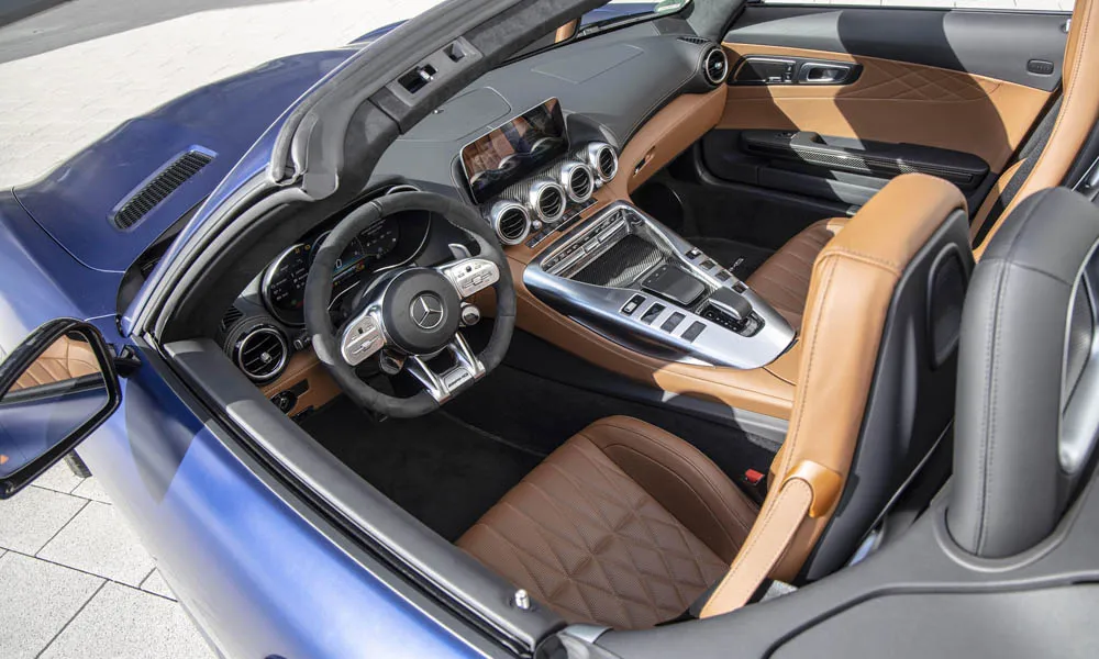 Фото Mercedes-Benz AMG GT — передняя панель, фото 9. Компоновка экранов, дефлекторов и консоли. Мягкие материалы верхнего яруса и вставки задают уровень интерьера Mercedes-Benz AMG GT — передняя панель, фото 9