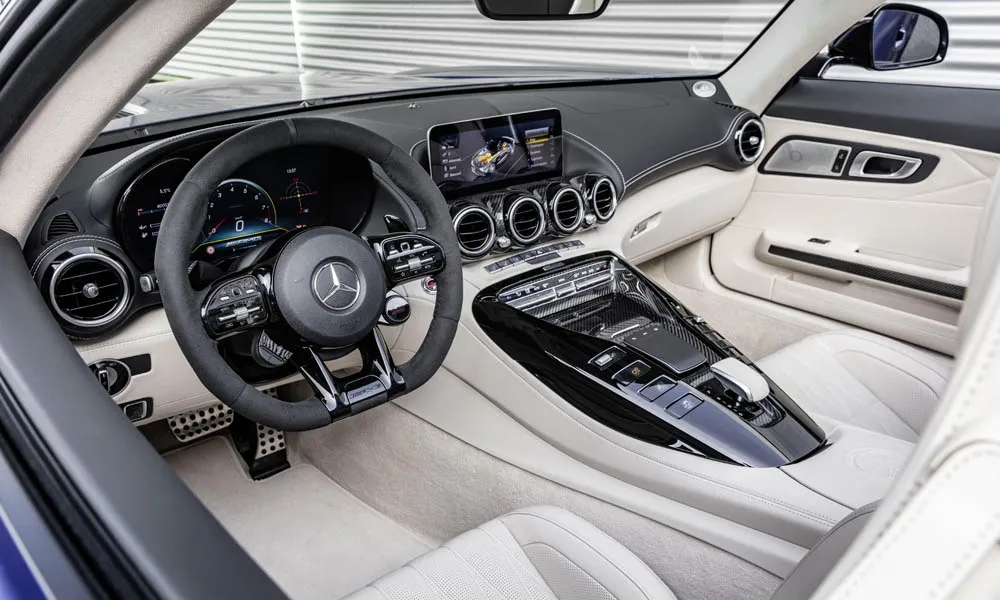 Фото Mercedes-Benz AMG GT — передняя панель, фото 10. Панель в тёмно-синей отделке — видна компоновка экранов и органов управления. Минимум физических кнопок — ставка на экранное управление Mercedes-Benz AMG GT — передняя панель, фото 10