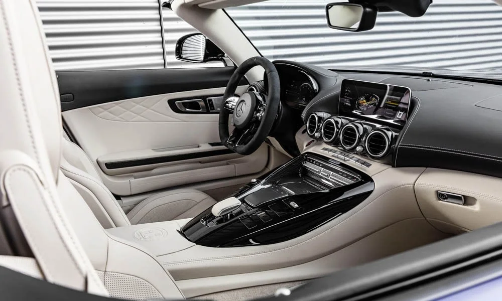Фото Mercedes-Benz AMG GT — передняя панель, фото 11. Передняя панель в тёмно-синей отделке: расположение экранов и дефлекторов. Минимум физических кнопок — ставка на экранное управление Mercedes-Benz AMG GT — передняя панель, фото 11