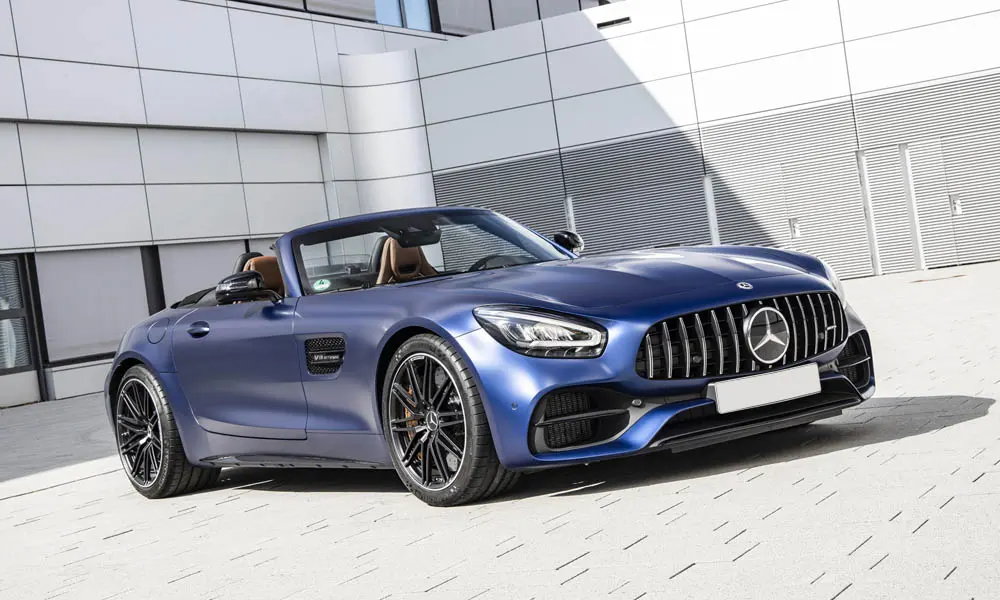 Фото Mercedes-Benz AMG GT — вид спереди, фото 25. Кузов в синем цвете: рисунок оптики и решётки задаёт узнаваемое «лицо» модели. Дневные ходовые огни включаются автоматически с запуском Mercedes-Benz AMG GT — вид спереди, фото 25