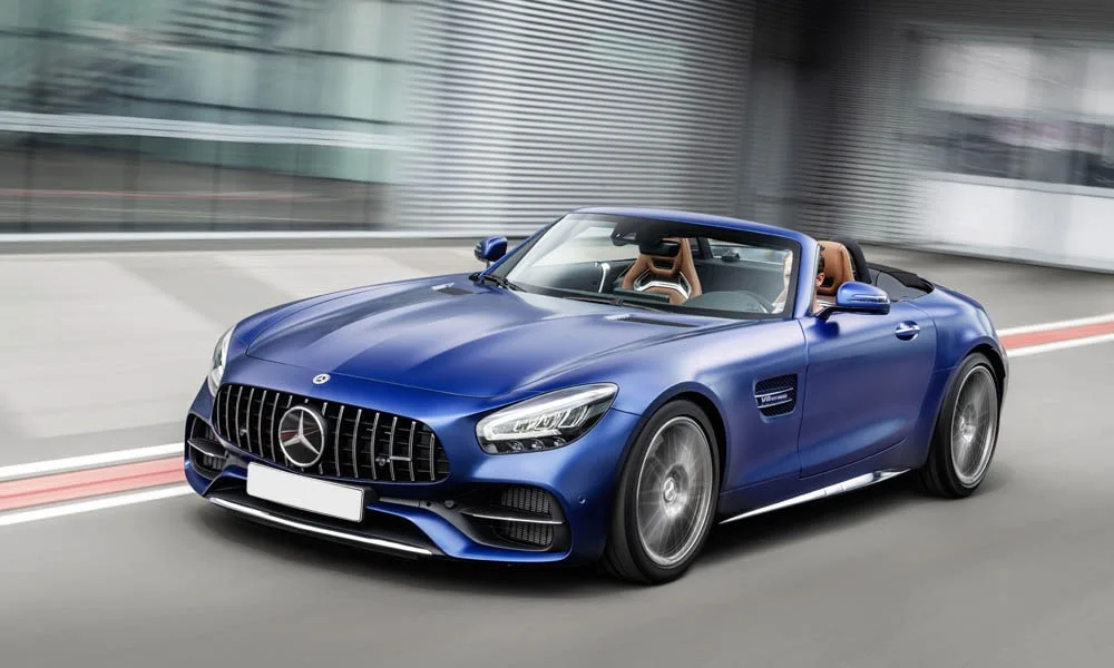 Фото Mercedes-Benz AMG GT — вид спереди, фото 26. Передок в синем исполнении — крупная светотехника и выразительный бампер. Дневные ходовые огни включаются автоматически с запуском Mercedes-Benz AMG GT — вид спереди, фото 26